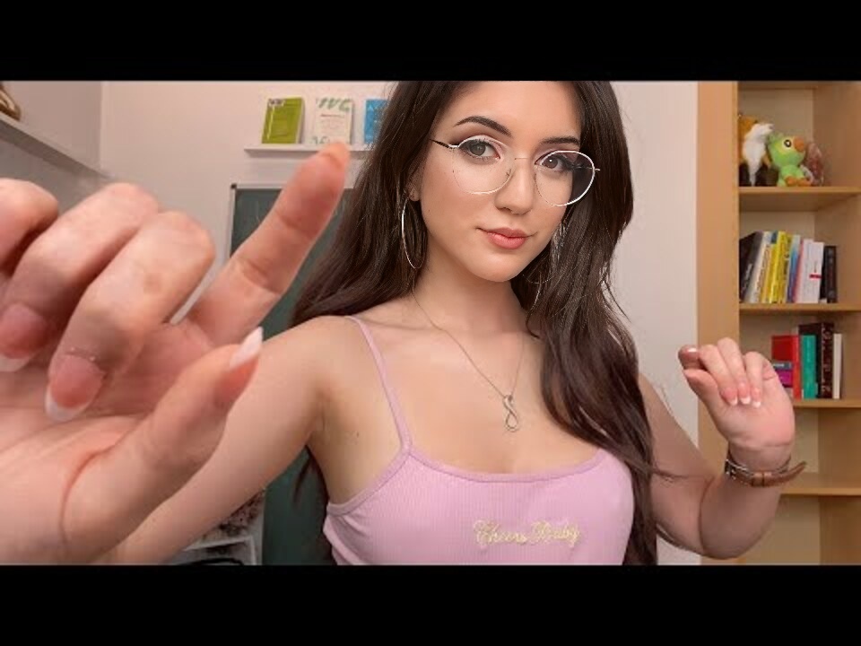 女孩给你一个全身灵气扫描 - ASMR 个人关注